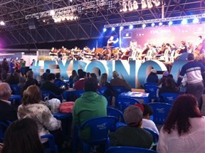 Feriado de diversão para visitantes da Expoingá mesmo debaixo de chuva